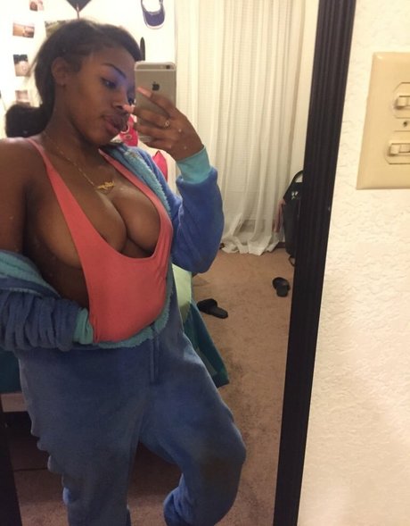 Naakte gelekte OnlyFans-foto van Og Leah Swanky
