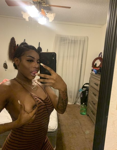 Naakte gelekte OnlyFans-foto van Og Leah Swanky