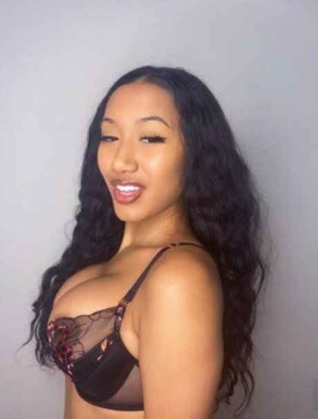 Naakte gelekte OnlyFans-foto van Drew Valentina