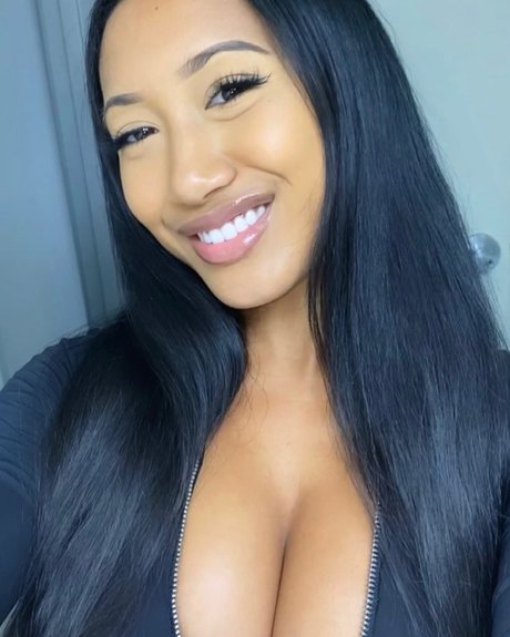 Naakte gelekte OnlyFans-foto van Drew Valentina