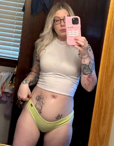 Naakte gelekte OnlyFans-foto van Karuna Satori