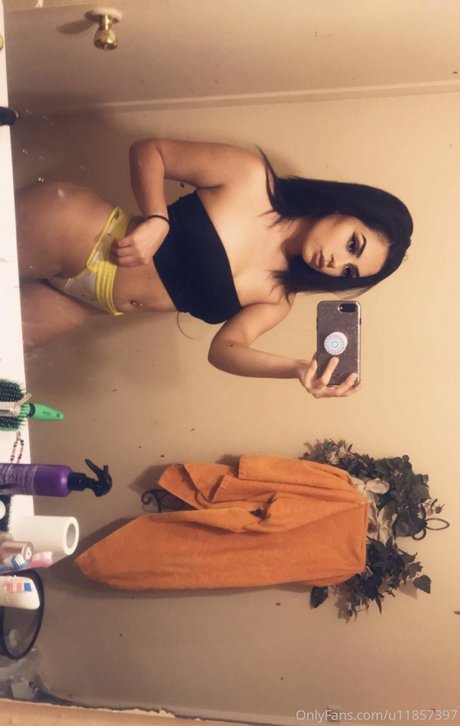 Naakte gelekte OnlyFans-foto van Taniavega