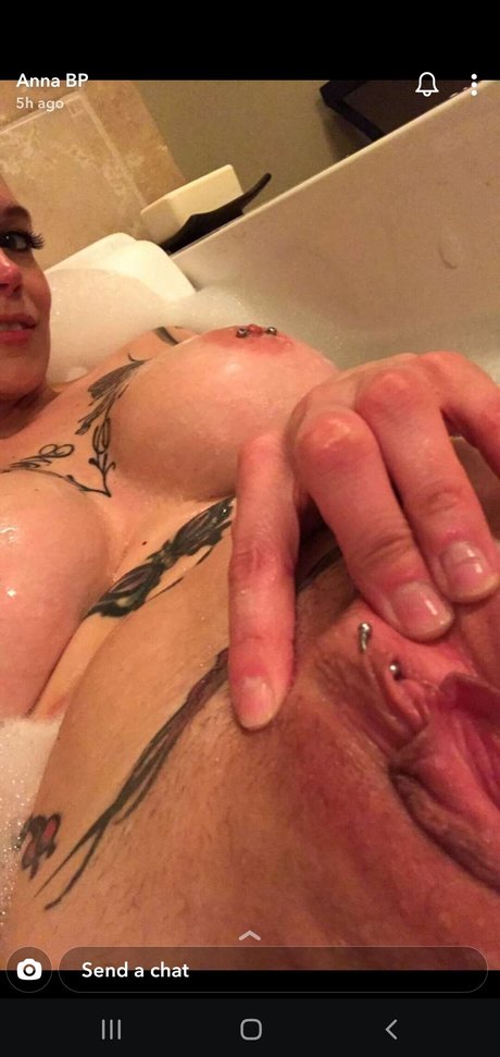 Naakte gelekte OnlyFans-foto van Anna Bell Peaks