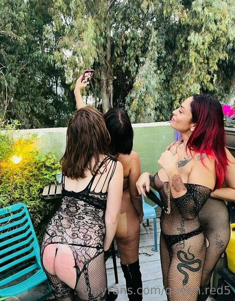 Naakte gelekte OnlyFans-foto van Queen Red