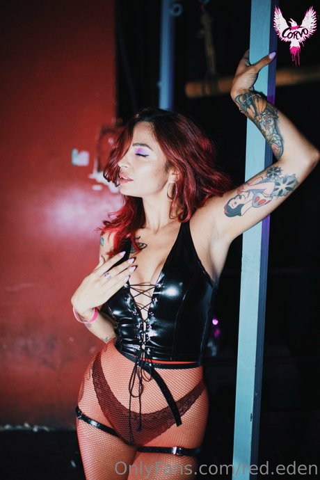 Naakte gelekte OnlyFans-foto van Queen Red