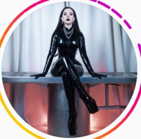 Naakte gelekte OnlyFans-foto van Violette