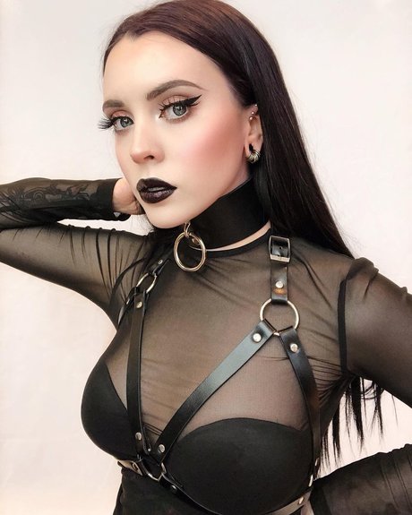 Naakte gelekte OnlyFans-foto van Violette