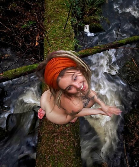 Naakte gelekte OnlyFans-foto van Poppie