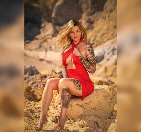 Naakte gelekte OnlyFans-foto van Frau Box