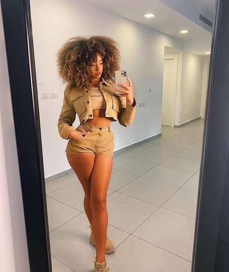 Naakte gelekte OnlyFans-foto van Dana Curly