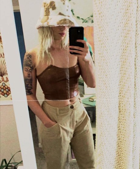 Naakte gelekte OnlyFans-foto van Theenicolehammond