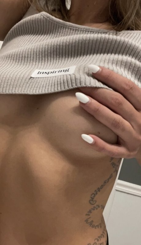 Naakte gelekte OnlyFans-foto van Itsheybabe