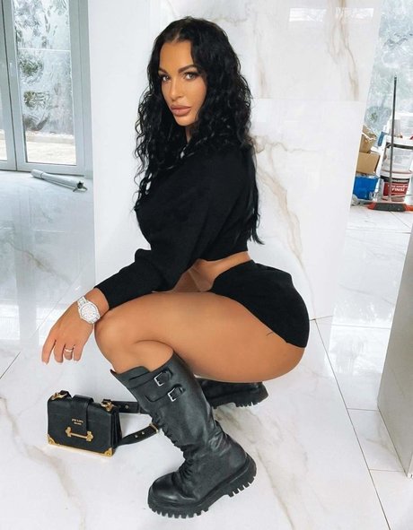 Naakte gelekte OnlyFans-foto van Celine Centino