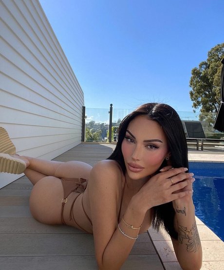 Naakte gelekte OnlyFans-foto van Celine Centino
