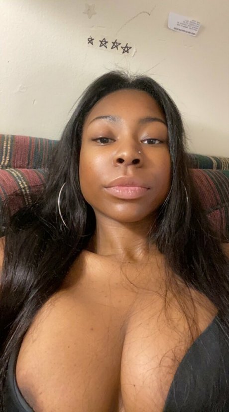 Naakte gelekte OnlyFans-foto van Annah Nicki Smith