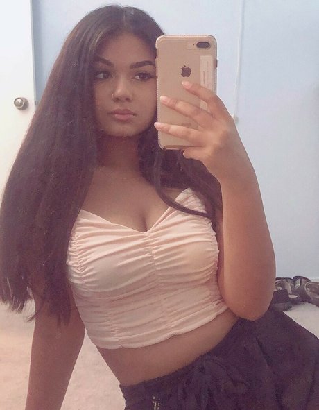 Naakte gelekte OnlyFans-foto van Pakiiprincesss