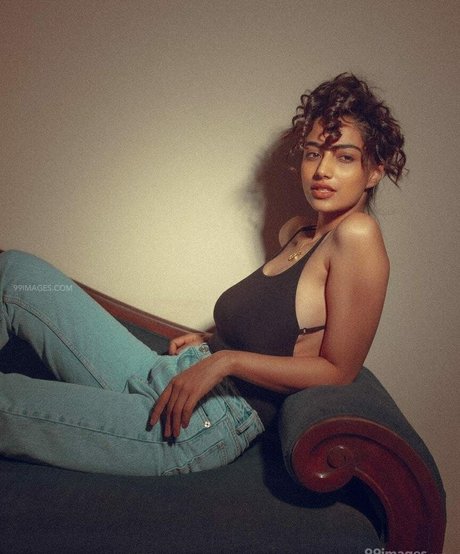 Naakte gelekte OnlyFans-foto van Meenakshi Chaudhary