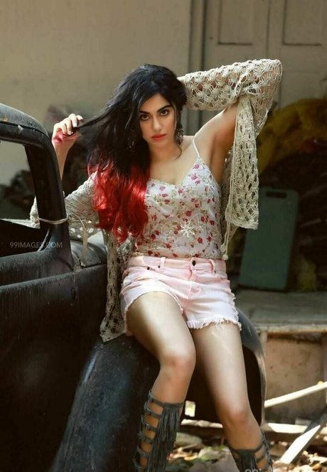 Naakte gelekte OnlyFans-foto van Adah Sharma