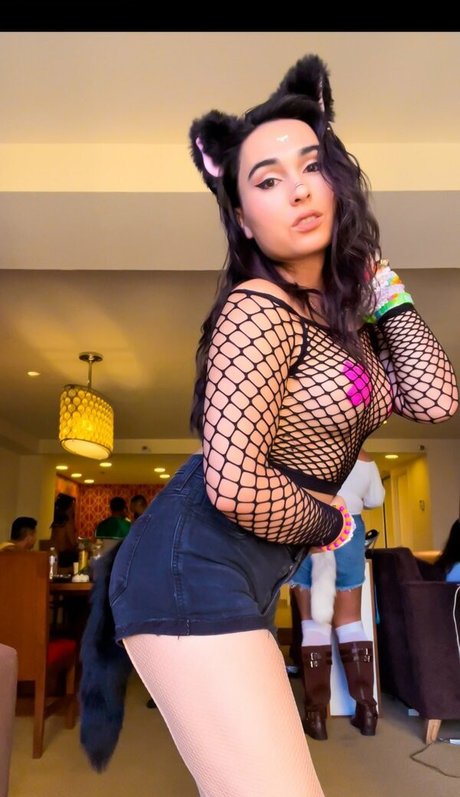 Naakte gelekte OnlyFans-foto van Ember Fiera