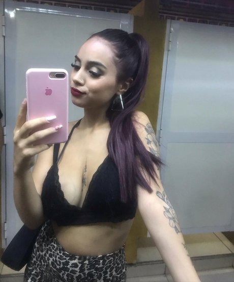 Naakte gelekte OnlyFans-foto van Jazzminantonella