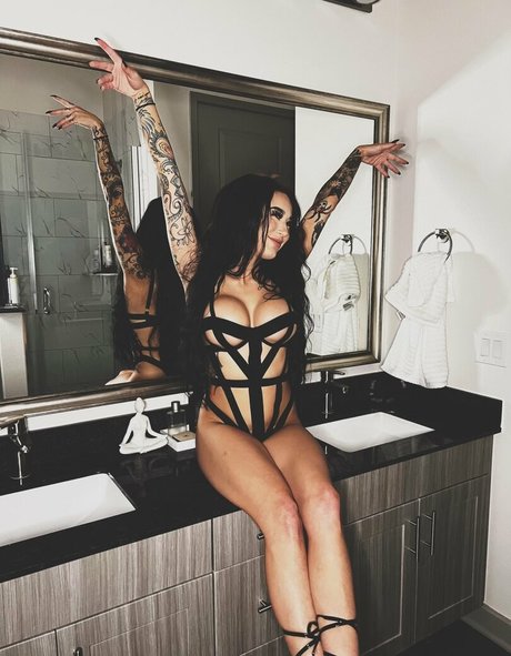 Naakte gelekte OnlyFans-foto van Lindsay Laurent