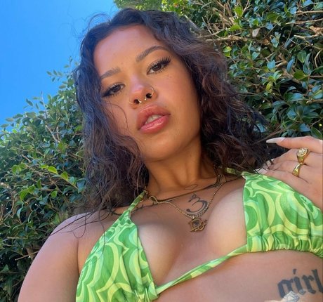 Naakte gelekte OnlyFans-foto van Shakirareeve