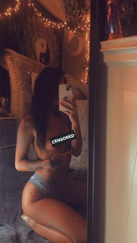 Naakte gelekte OnlyFans-foto van Tattoolovie09