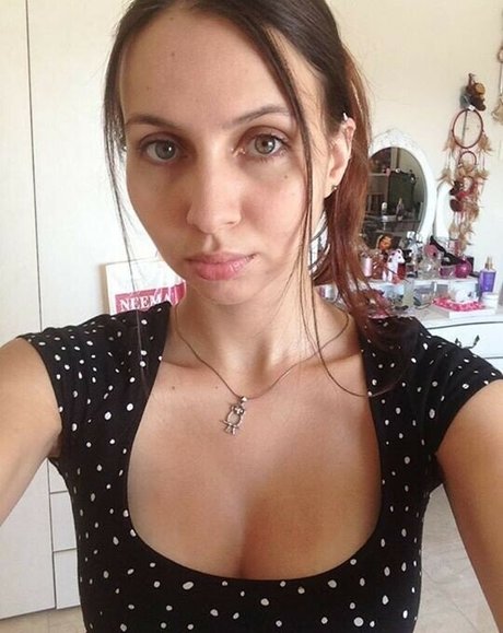 Naakte gelekte OnlyFans-foto van Jennie Naz