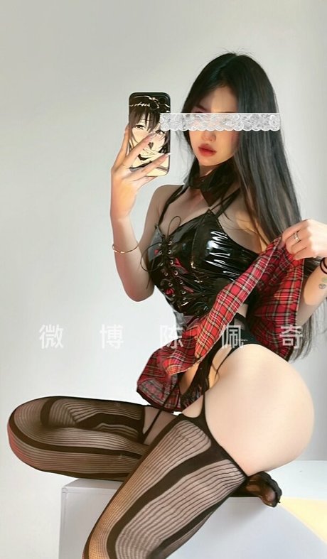 Naakte gelekte OnlyFans-foto van Chen Peiqi