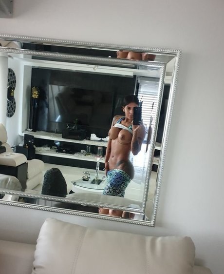 Naakte gelekte OnlyFans-foto van Sofia Leon