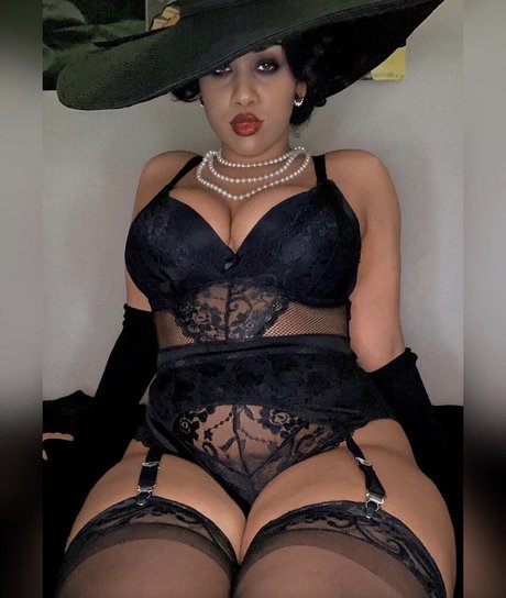 Naakte gelekte OnlyFans-foto van Artsydoodle