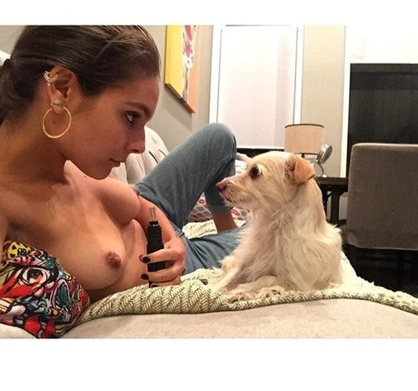 Naakte gelekte OnlyFans-foto van Caitlin Stasey