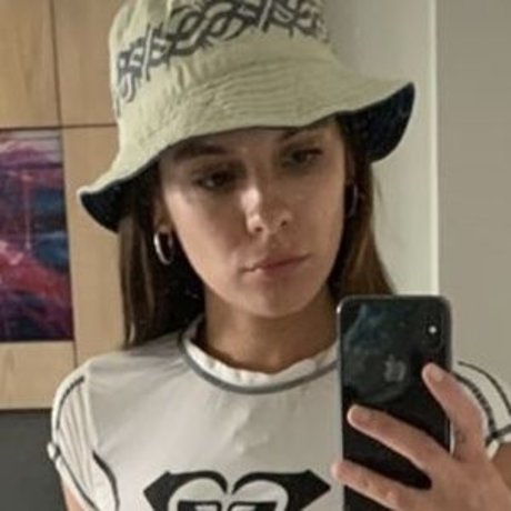 Naakte gelekte OnlyFans-foto van Caitlin Stasey