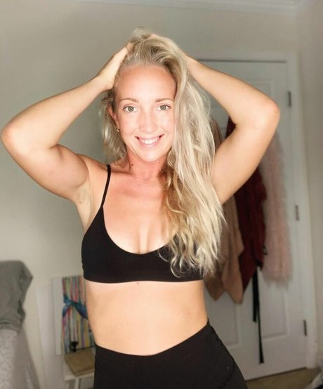 Naakte gelekte OnlyFans-foto van Thejeneva