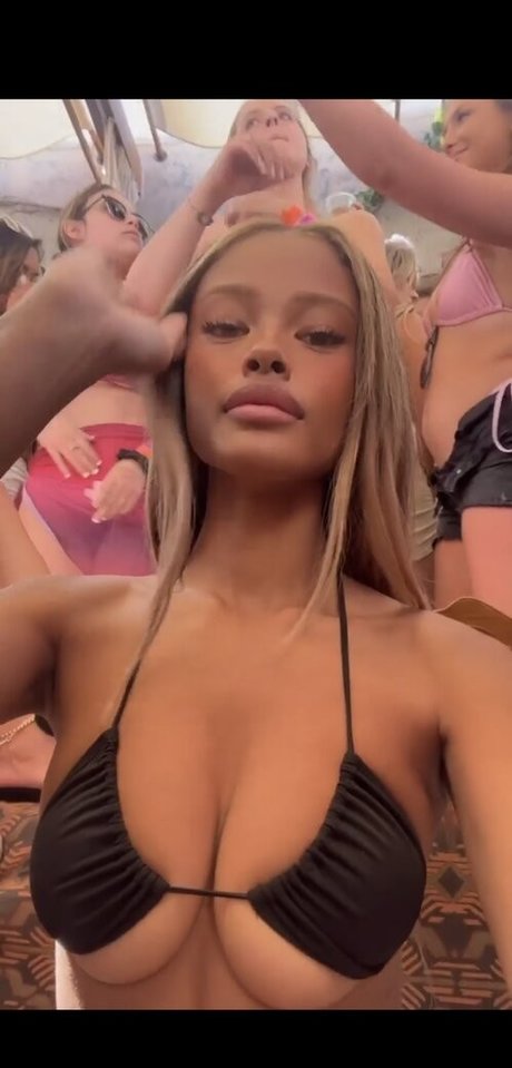 Naakte gelekte OnlyFans-foto van Vinetrria Vinetria