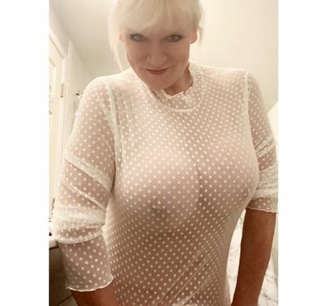 Naakte gelekte OnlyFans-foto van Sandie Lee