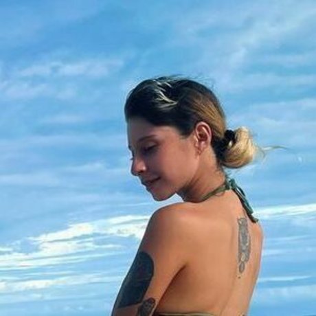 Naakte gelekte OnlyFans-foto van Esenciamigrante