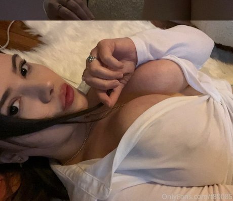 Naakte gelekte OnlyFans-foto van Vanessinator T80085