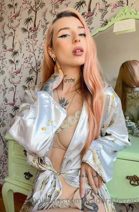 Naakte gelekte OnlyFans-foto van Izadora Ferrari