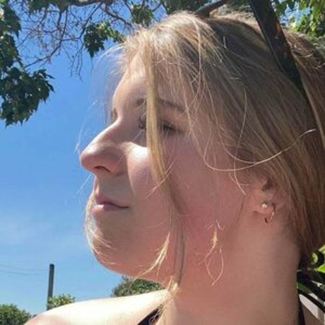 Naakte gelekte OnlyFans-foto van Emlepage18