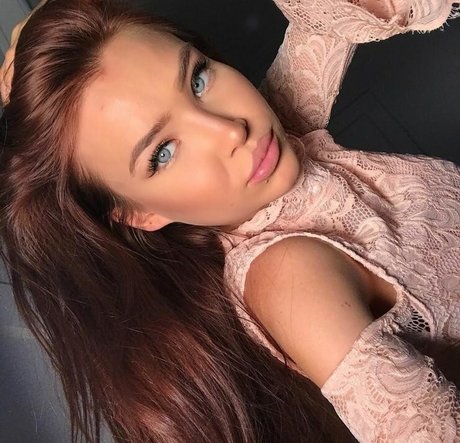Naakte gelekte OnlyFans-foto van Ana Walczak