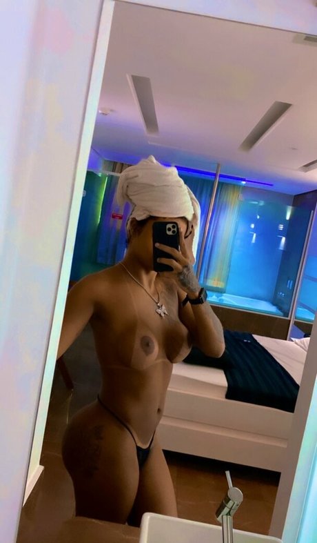 Naakte gelekte OnlyFans-foto van Beatriz Costa