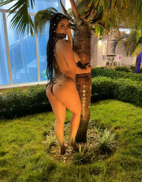 Naakte gelekte OnlyFans-foto van Anakarinamillan93