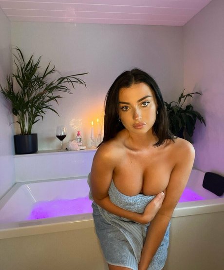 Naakte gelekte OnlyFans-foto van Adrianna Browne