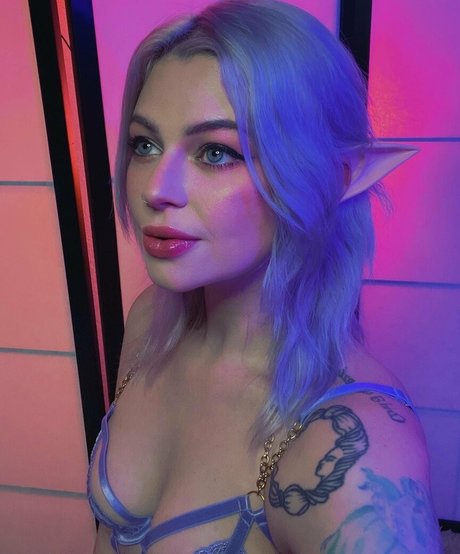 Naakte gelekte OnlyFans-foto van Waifunextdoor