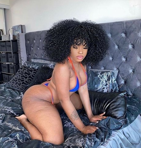 Naakte gelekte OnlyFans-foto van Alana Walters