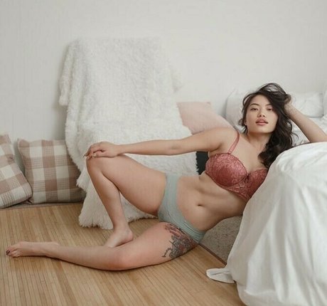 Naakte gelekte OnlyFans-foto van Hmong Julie Vue