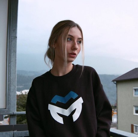 Naakte gelekte OnlyFans-foto van Veylaneey