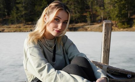 Naakte gelekte OnlyFans-foto van Veylaneey