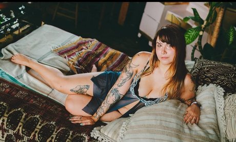 Naakte gelekte OnlyFans-foto van Erika Szabo